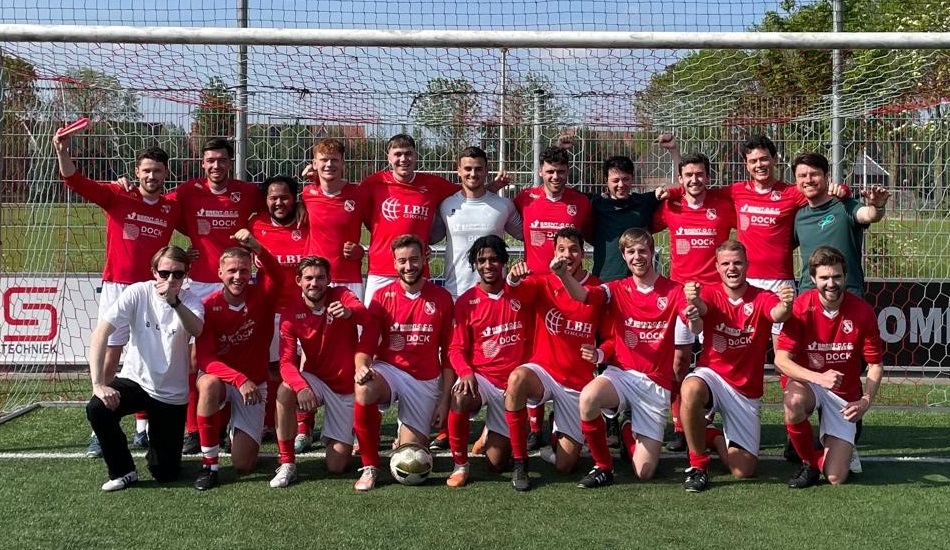 VRIENDENTEAM VRAAGT VOETBALLERS