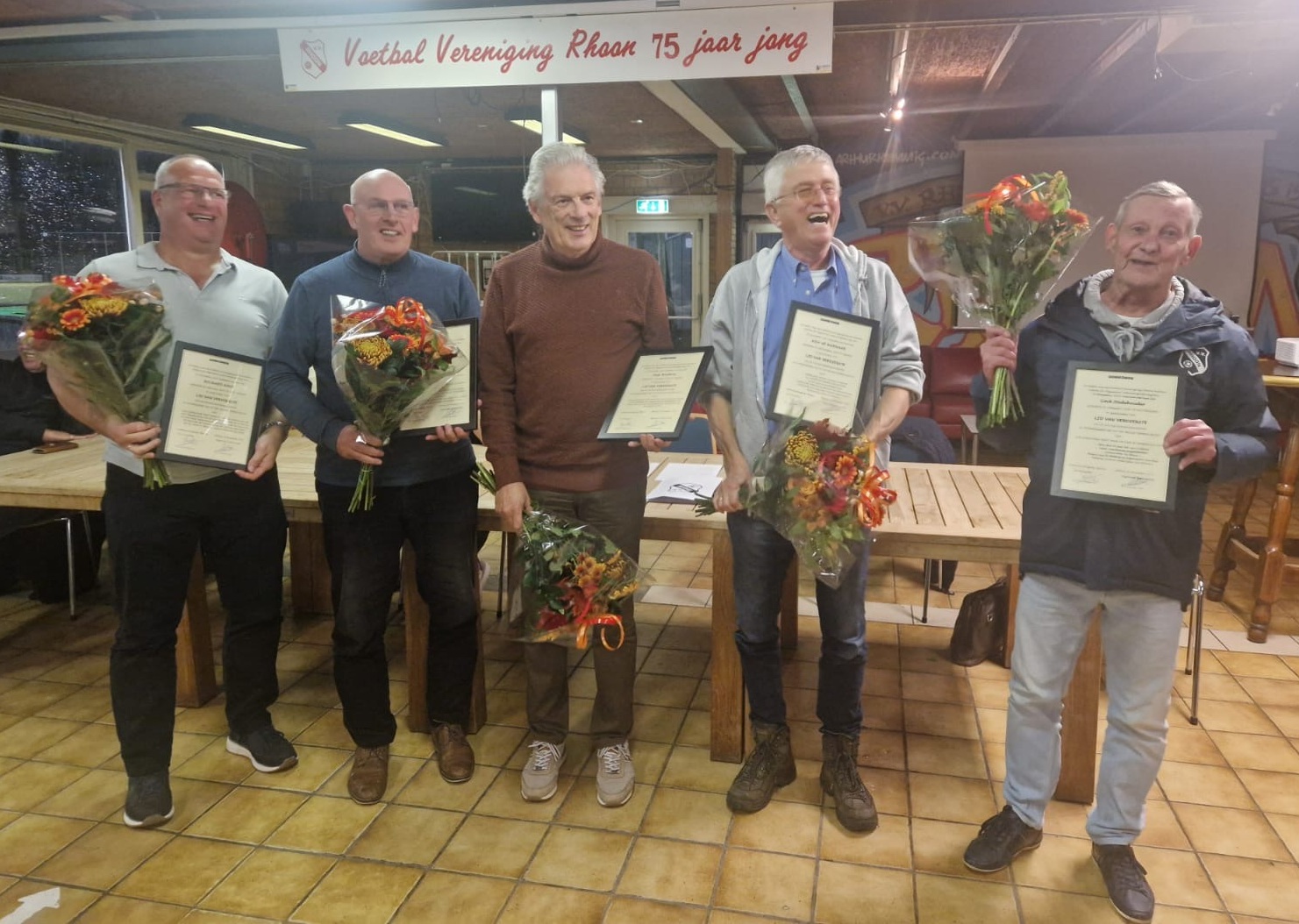 v.v. RHOON benoemt vijf Leden van Verdienste